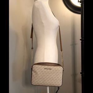 Authentic Michael Kors Crossbody bag 😍😍